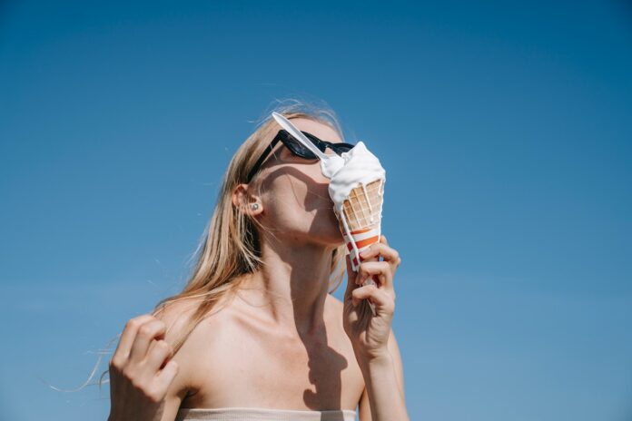 kobieta jedząca lody