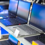 wizyta w sklepie z uzywanymi laptopami