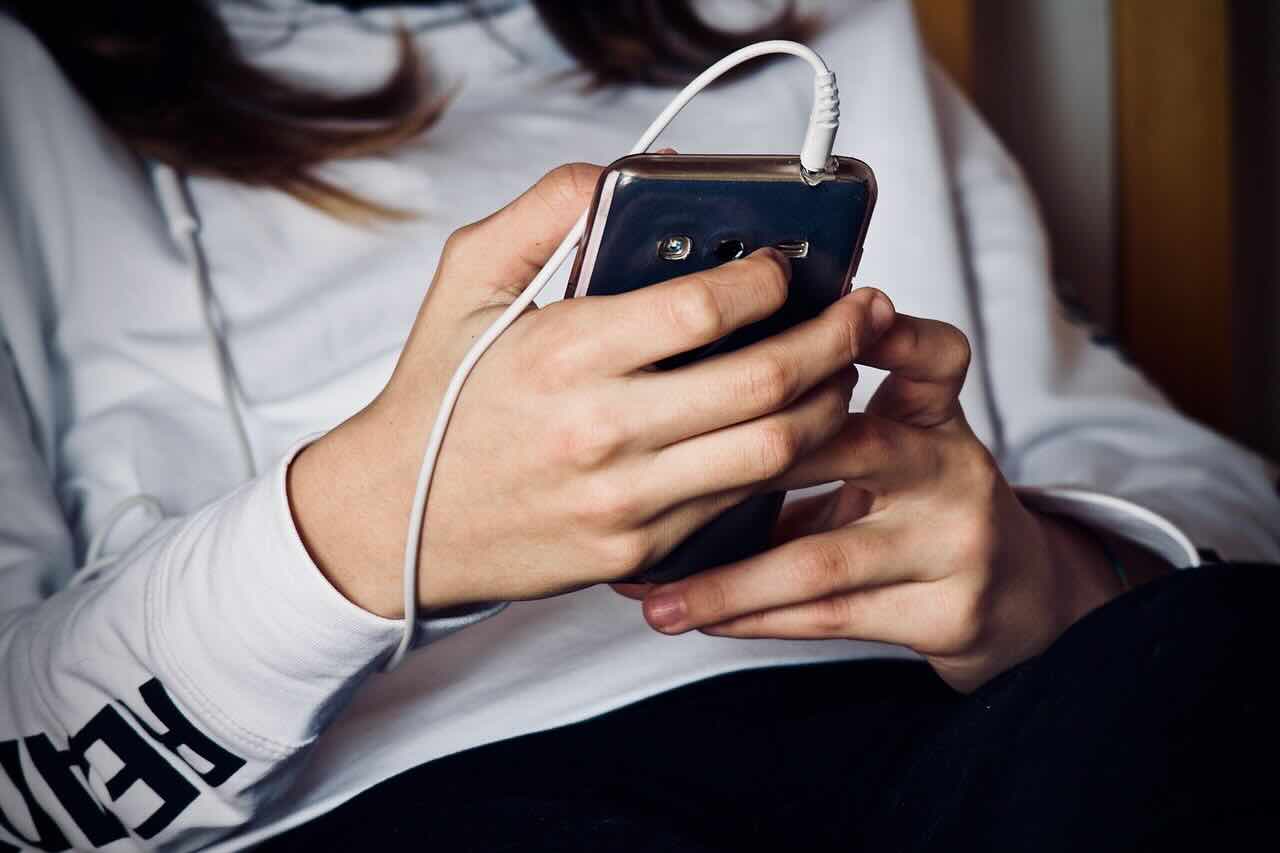 Telefony w szkole – prawo i praktyka