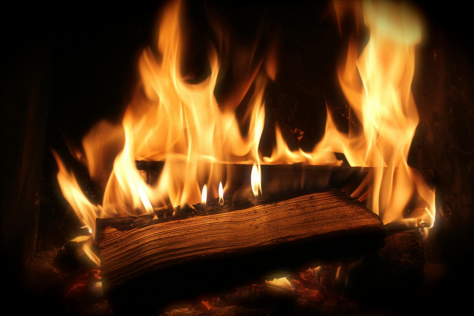 Pierwszy Międzynarodowy Dzień Kominka – niezależność energetyczna i domowe ciepło w czasach niepewności