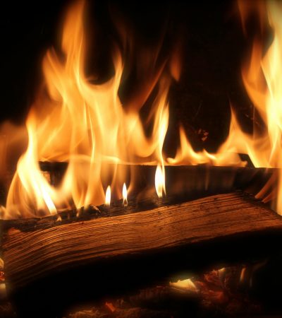 Pierwszy Międzynarodowy Dzień Kominka – niezależność energetyczna i domowe ciepło w czasach niepewności