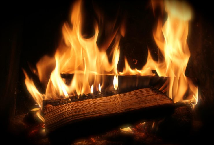 Pierwszy Międzynarodowy Dzień Kominka – niezależność energetyczna i domowe ciepło w czasach niepewności