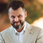 Uściskaj innych i… siebie! Dlaczego kontakt z drugim człowiekiem jest obecnie ważniejszy niż kiedykolwiek?