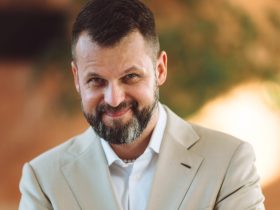 Uściskaj innych i… siebie! Dlaczego kontakt z drugim człowiekiem jest obecnie ważniejszy niż kiedykolwiek?