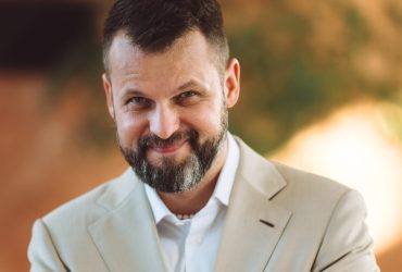 Uściskaj innych i… siebie! Dlaczego kontakt z drugim człowiekiem jest obecnie ważniejszy niż kiedykolwiek?