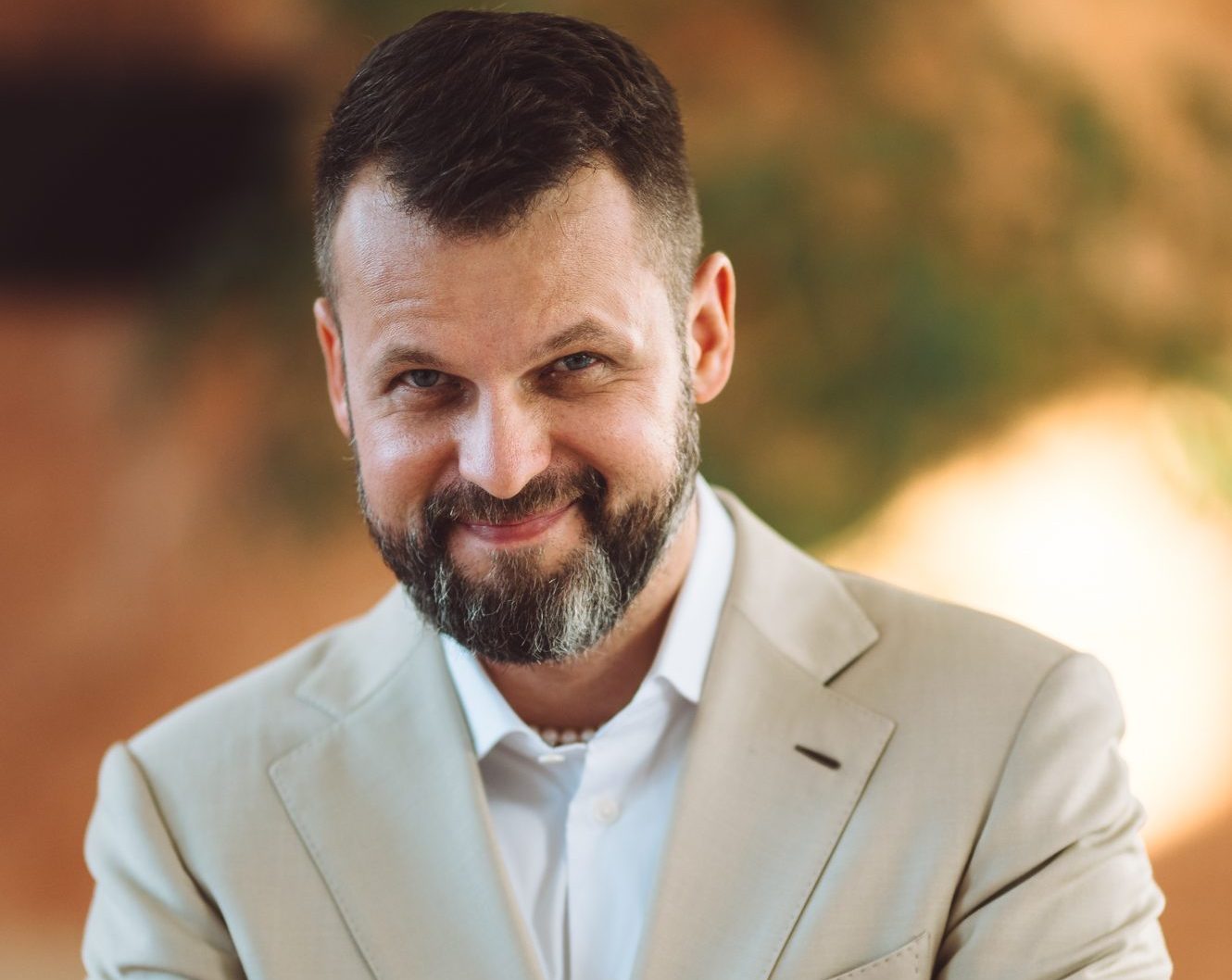 Uściskaj innych i… siebie! Dlaczego kontakt z drugim człowiekiem jest obecnie ważniejszy niż kiedykolwiek?