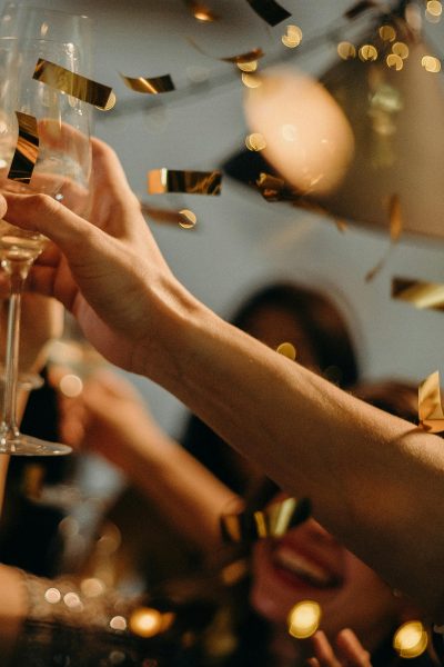 https://wmediach.pl/od-niebieskiej-matchy-po-performatywne-wesela-5-trendow-ktore-w-2026-roku-zmienia-nasze-wspolne-chwile/