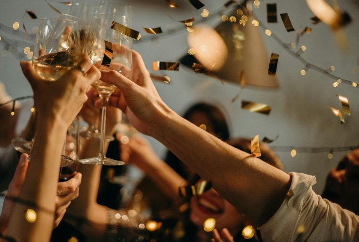 https://wmediach.pl/od-niebieskiej-matchy-po-performatywne-wesela-5-trendow-ktore-w-2026-roku-zmienia-nasze-wspolne-chwile/