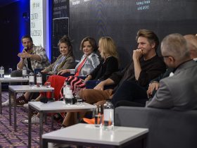 sztuka-niesie-pomoc-artysci-dla-mlodego-pokolenia-na-jubileuszowej-konferencji-wallstreet-30-w-karpaczu