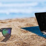 laptop-z-widokiem-na-morze-a-dane-na-widoku-dlaczego-praca-z-plazy-moze-skonczyc-sie-wiekszym-stresem-niz-powrot-z-urlopu