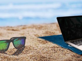 laptop-z-widokiem-na-morze-a-dane-na-widoku-dlaczego-praca-z-plazy-moze-skonczyc-sie-wiekszym-stresem-niz-powrot-z-urlopu