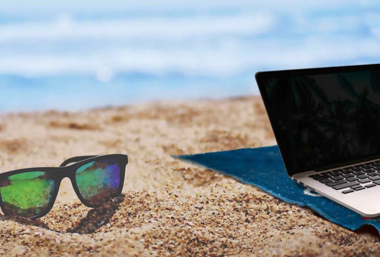 laptop-z-widokiem-na-morze-a-dane-na-widoku-dlaczego-praca-z-plazy-moze-skonczyc-sie-wiekszym-stresem-niz-powrot-z-urlopu